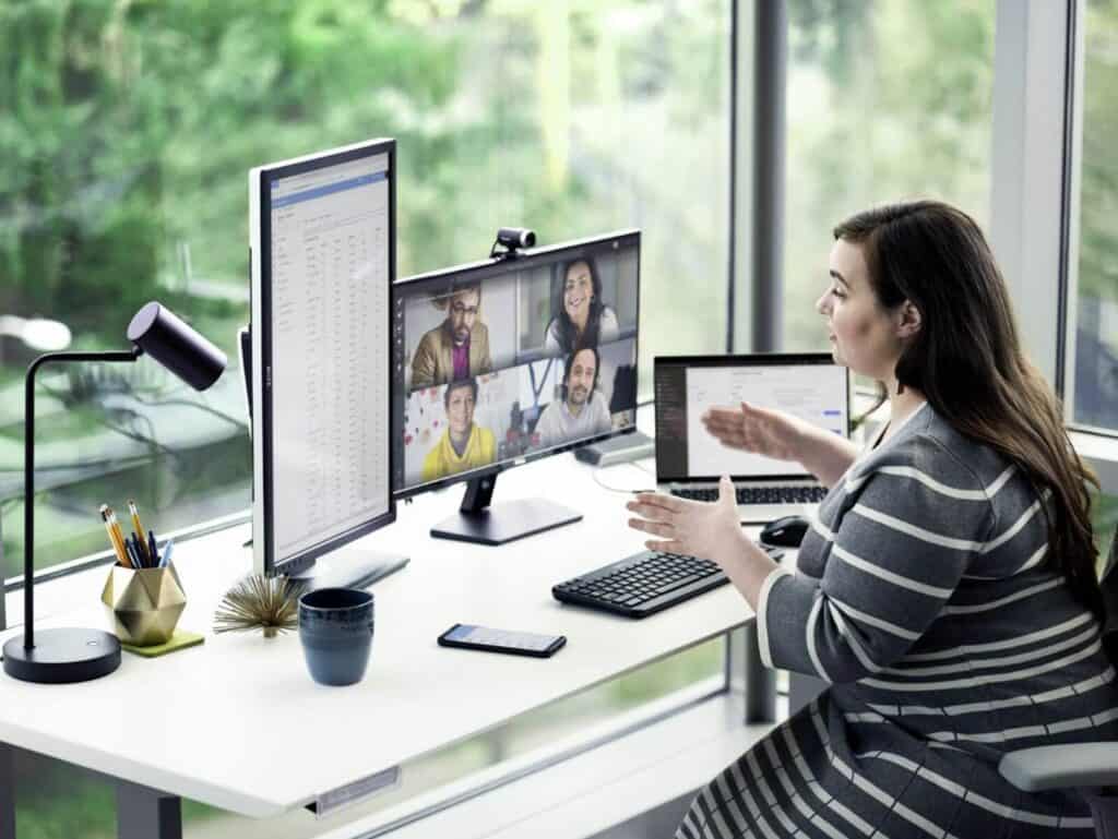 Frau arbeitet konzentriert an einem Arbeitsplatz im Homeoffice